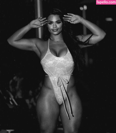 Nikki Blackheart modèle sympa archive