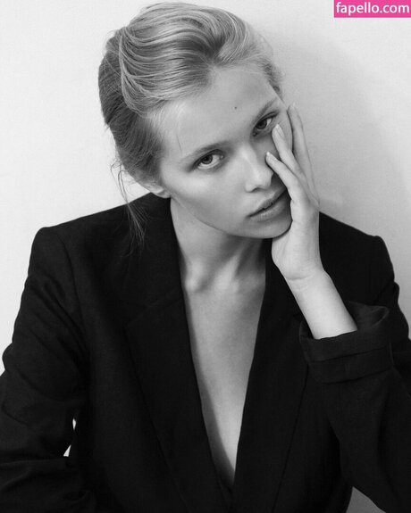 Laura Oganessian haut de star du porno image