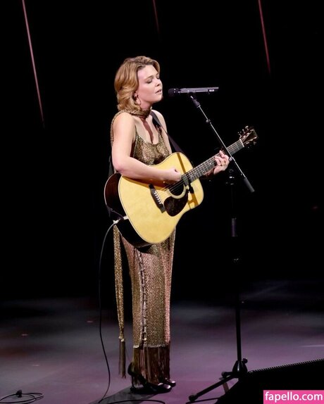 Maggie Rogers étoile adulte image