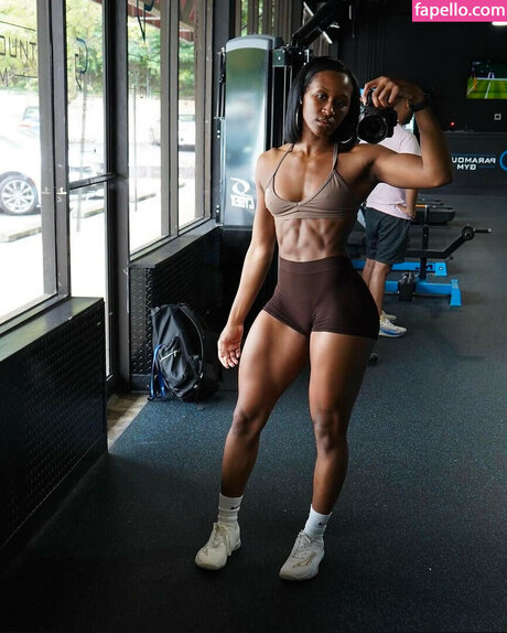 Tiara Howard modèle magnifique photos