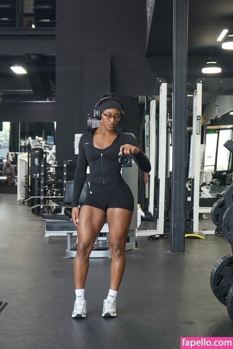 Tiara Howard nus étoiles archive