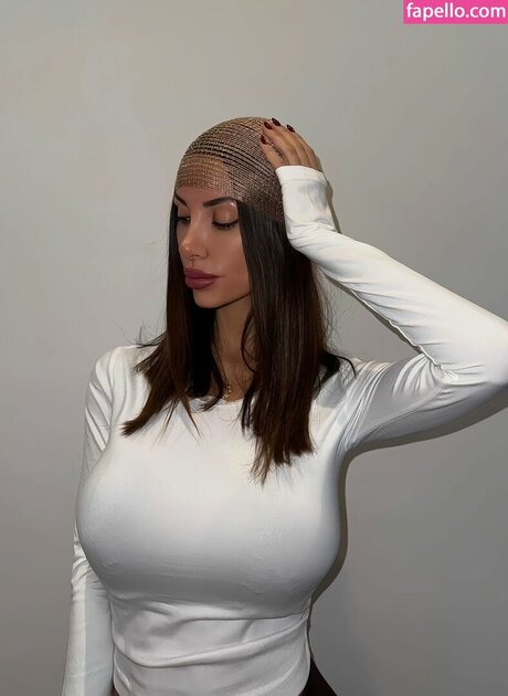 Oriana Tubiolo nus star du porno des photos