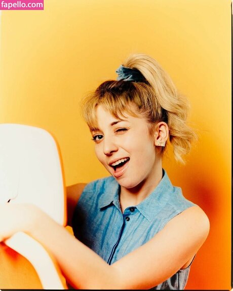 Kat Abughazaleh étoile nue images