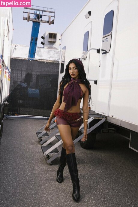 Lara Raj haut modèle image