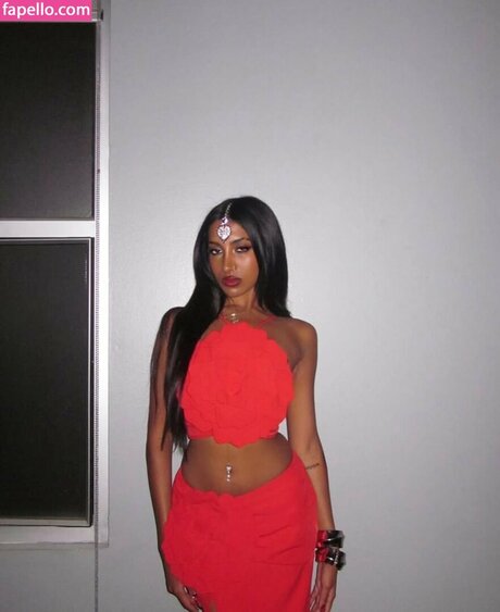 Lara Raj modèle sympa archive