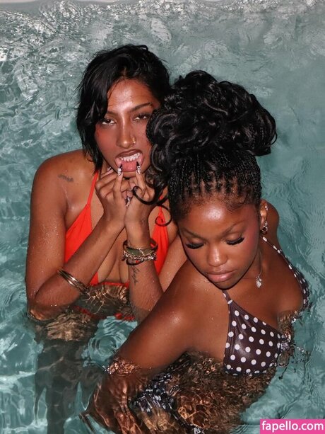 Lara Raj nus étoiles des photos