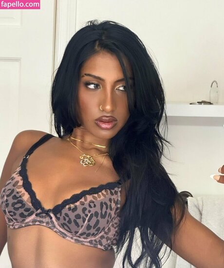 Lara Raj étoile érotique photos