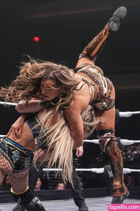 Fallon Henley modèle artistique collection