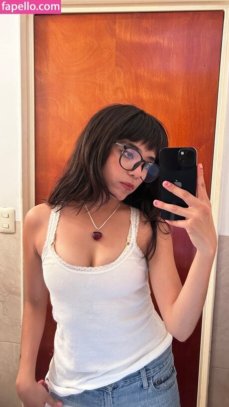 Om4ly actrice libre photos