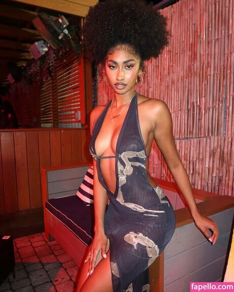 Jasmine Chola modèle érotique des photos