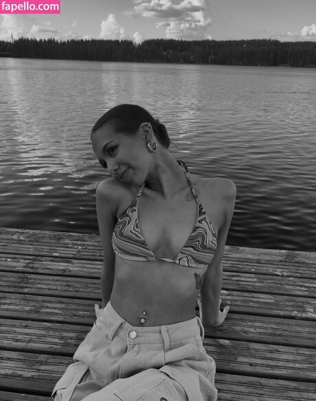 Neea Kuosmanen modèle xxx photo