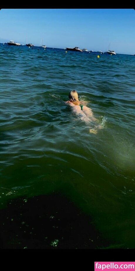 Colette Cherry nus star du porno archive