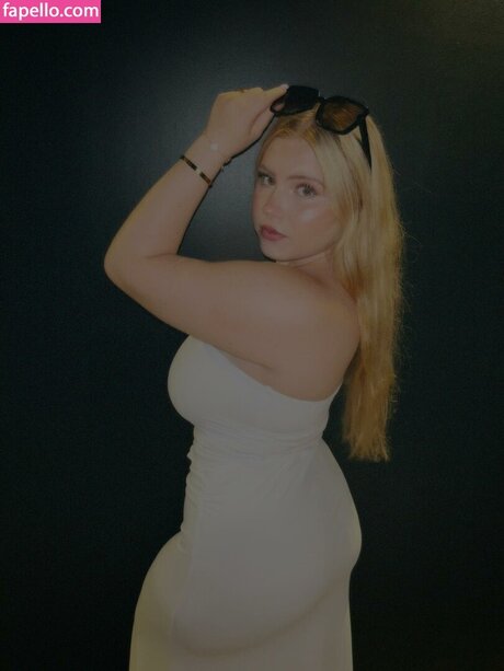 solo aux gros seins uniquementfans nu sexy image