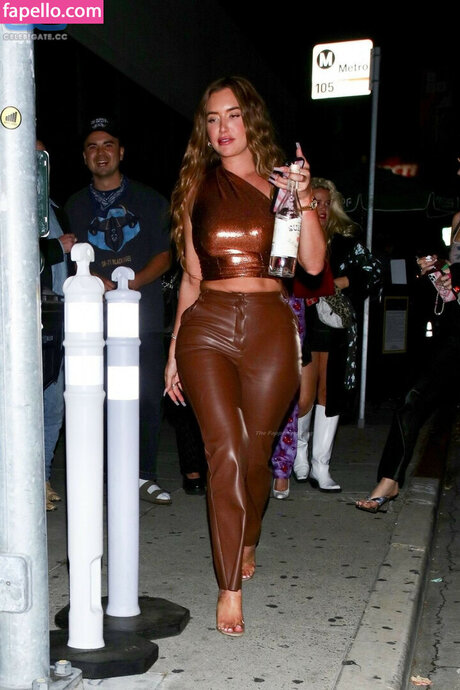 Stassie Karanikolaou nus étoiles photo