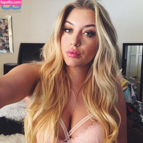 Stassie Karanikolaou étoile sexy des photos