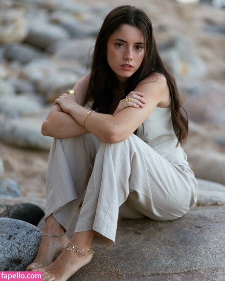 Madalena Arag o étoile nue image