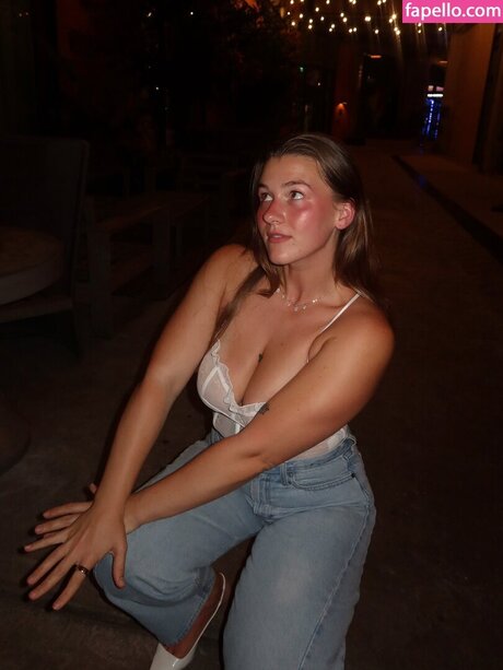 Esther Burden modèle xxx img