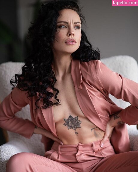 Miri Be actrice libre galeries