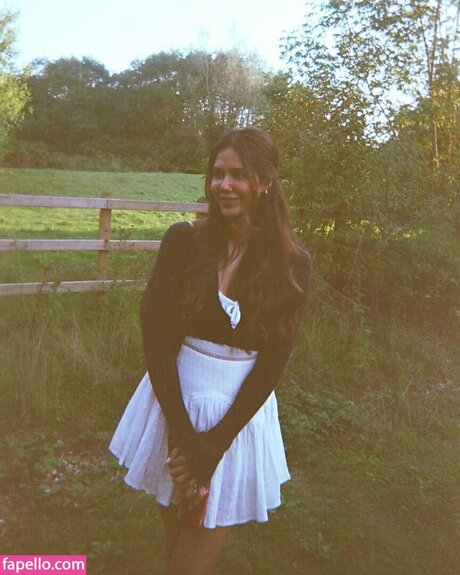 Sonam Bajwa modèle joli img