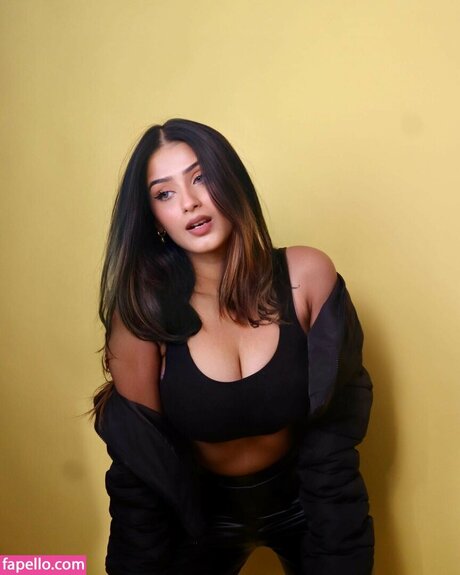 Shambhavi Singh modèle chaud collection