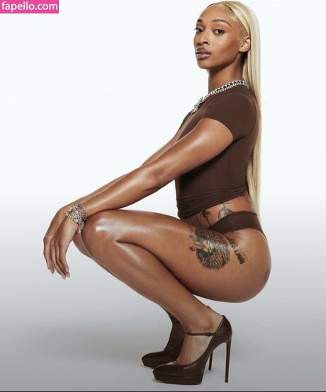 Dijonai Carrington modèles nus images