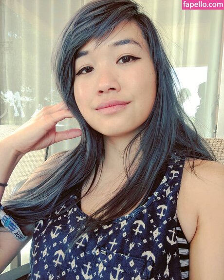 Julia Chow modèle sympa photo