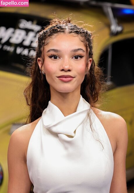 Malia Baker actrice chaude img