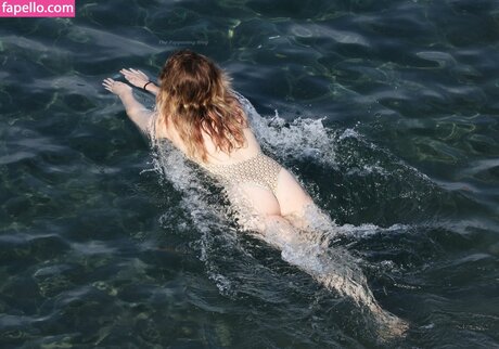 Clara McGregor modèle magnifique des photos