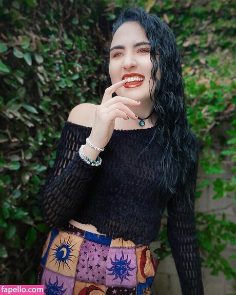 ébène maigre onlyfans chaud joli archive