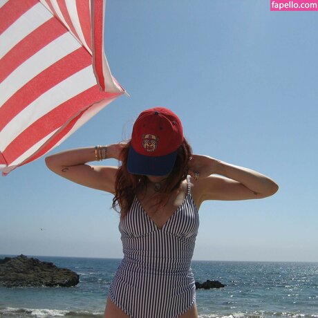 Ava Maybee modèle artistique archive