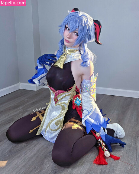 Celebi cos modèle nu photo