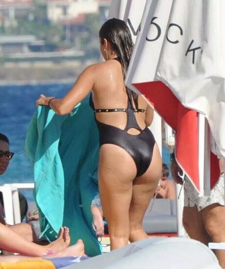 Hande Er el étoile adulte photos