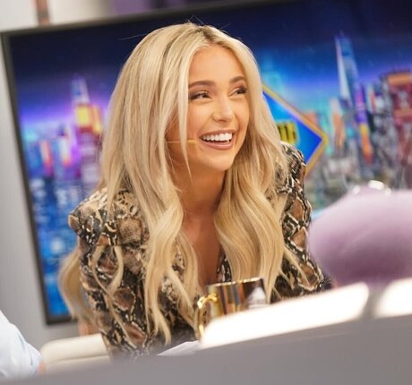 Ana Mena étoile sympa photos