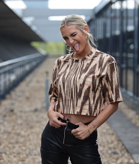 milf aux cheveux noirs onlyfans belle exclusivité images