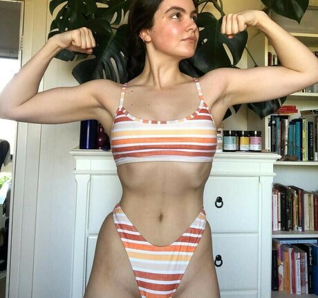 Lucy Holz modèles nus photo