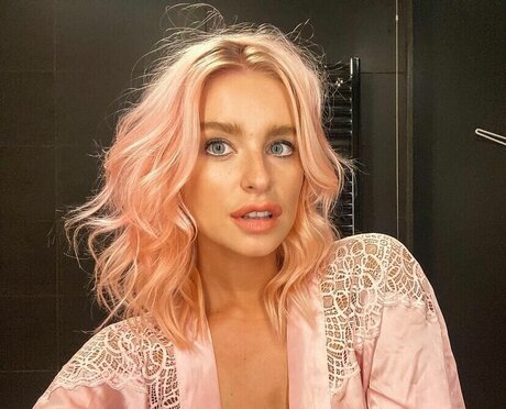 milf blonde aux courbes onlyfans hd parfaite images