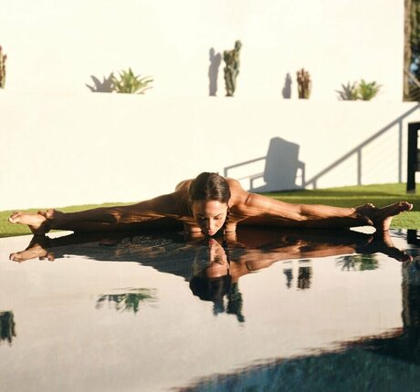 TrueNakedYoga modèle sexy images