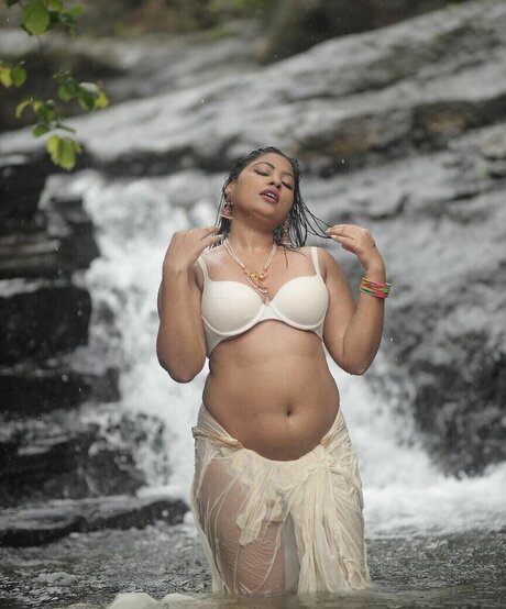 Anjali Gaud modèle sympa images