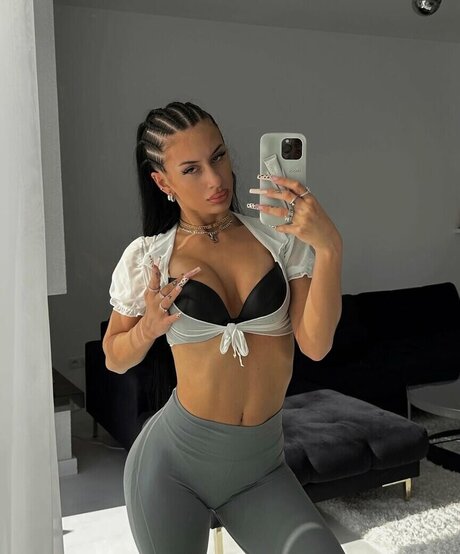 Nina Janova modèle sympa images