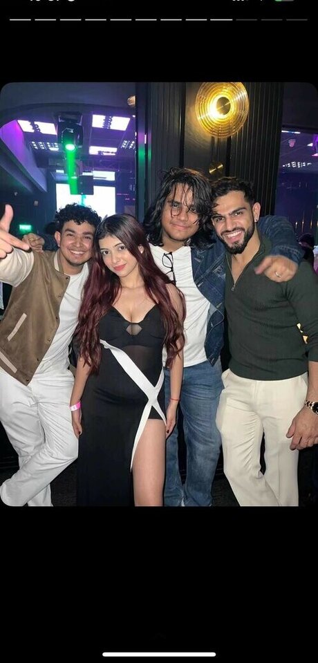 Riya Pandey étoile nue photos