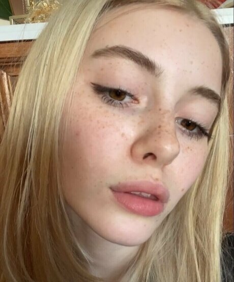 Sephira Lily Street actrice libre image