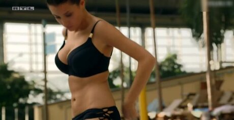 Nadine Menz étoile nue image