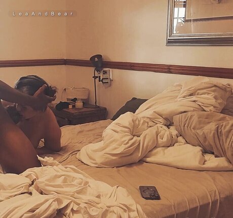 Leah And Bear modèle xxx photo