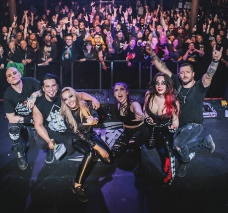 Kasey Karlsen haut étoile galerie