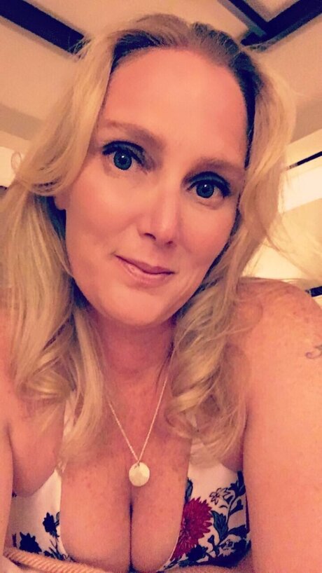 Yummy To My Tummy modèle érotique images