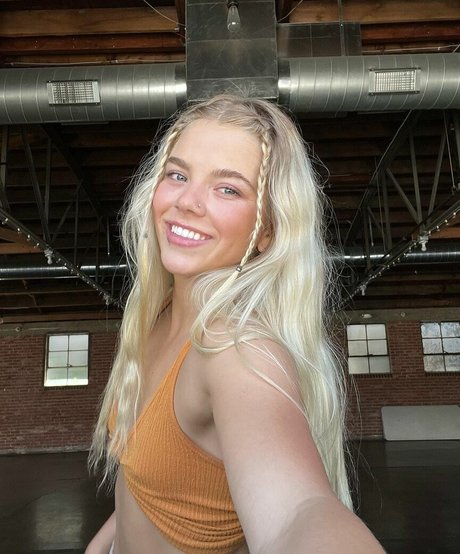 Becca Means art modèle img