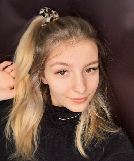 Sarao Sulli actrice érotique galeries