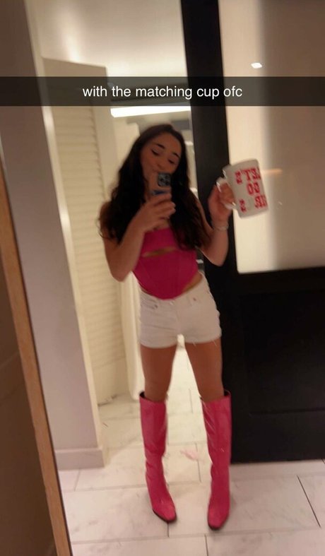 chaton courbé onlyfans parfait nu photo