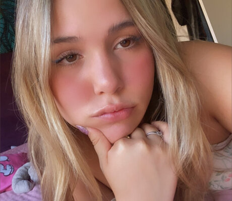 Kaiitlyn_ modèle chaud img