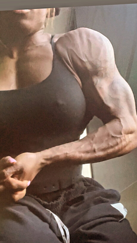 TheMuscleGirl modèle sympa image